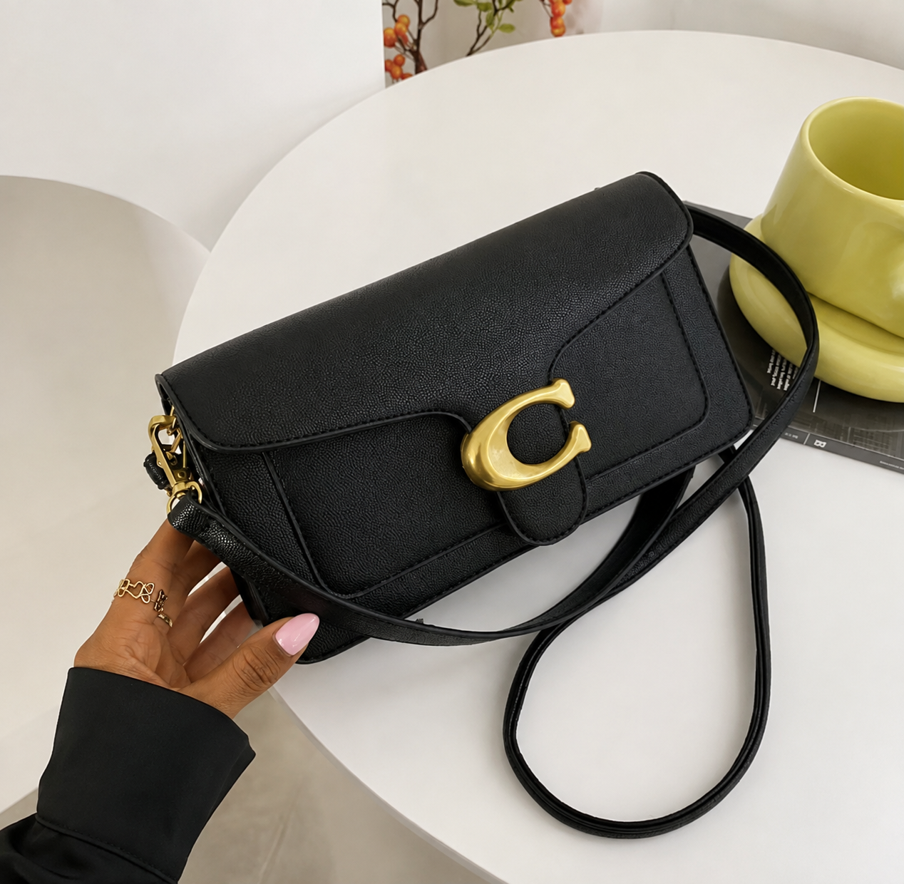 Chic Clasp Crossbody Bag - Black Chic Clasp Crossbody Bag - Black - Image 3