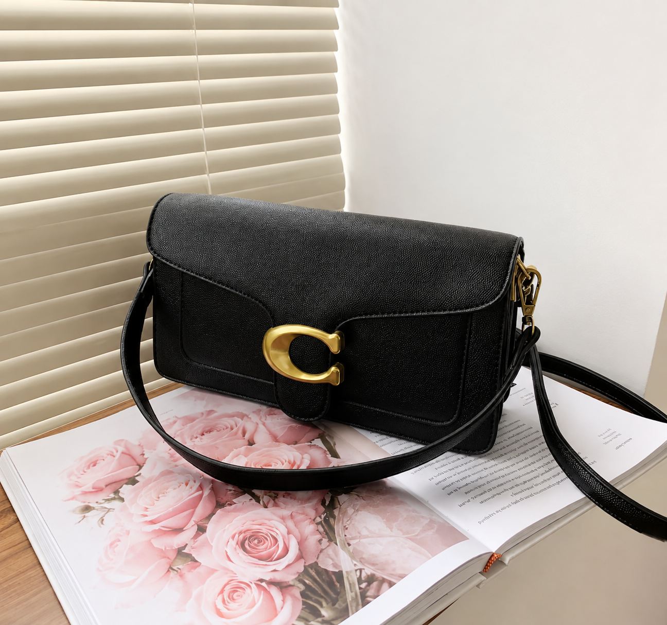 Chic Clasp Crossbody Bag - Black Chic Clasp Crossbody Bag - Black - Image 4
